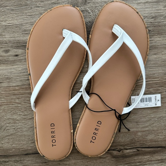torrid Shoes - TORRID SIZE 9.5 WHITE PU RECYCLED FLIP FLOP NWT SANDALS SHOES